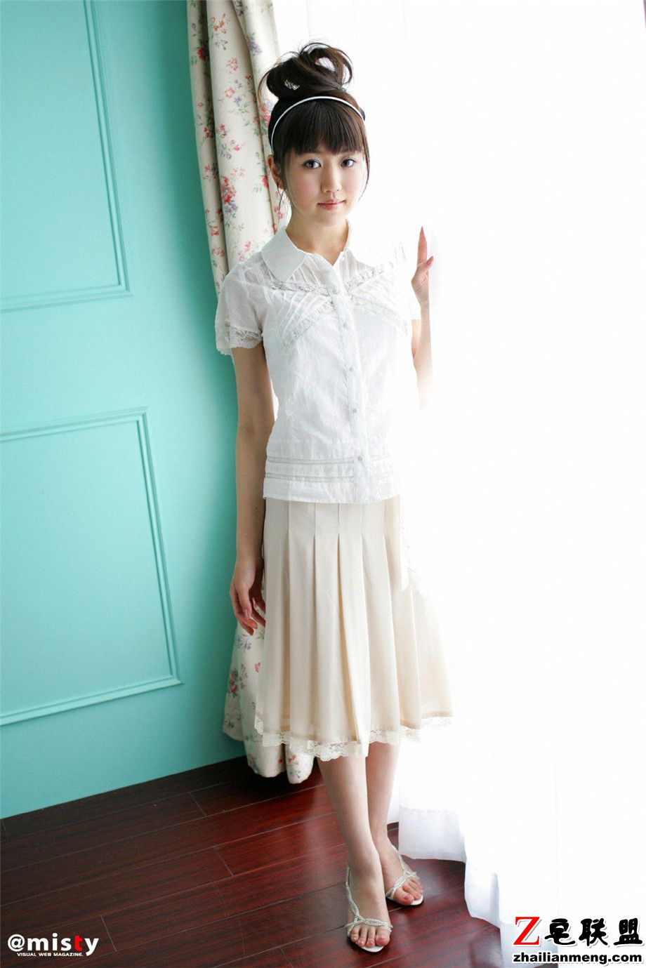 气质清纯的日本美女中村知世白色长裙写真图片第5张
