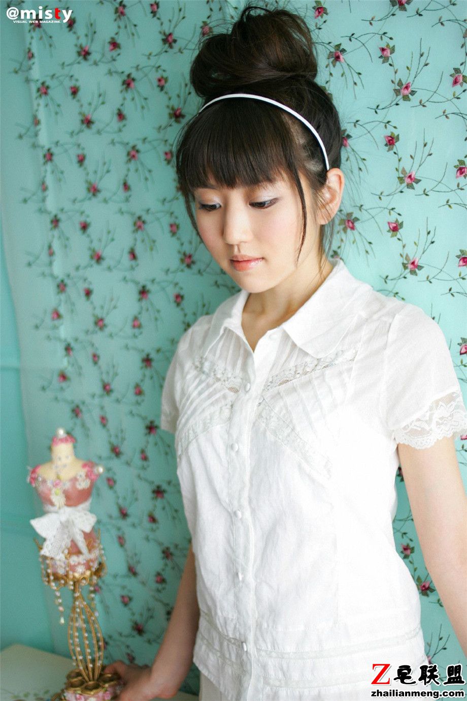 气质清纯的日本美女中村知世白色长裙写真图片第4张