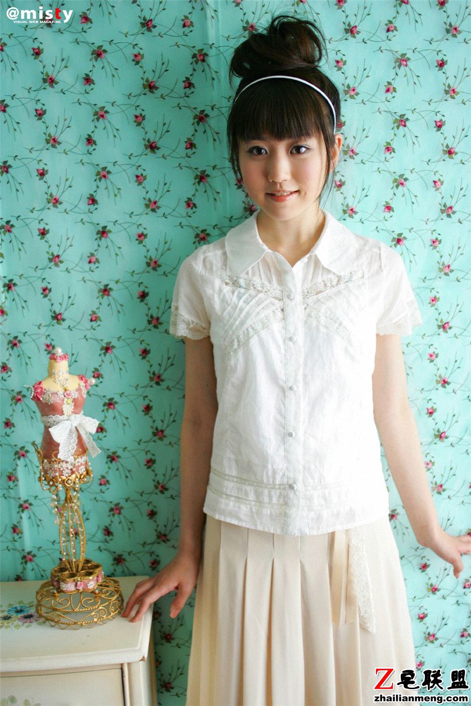 气质<a href=/e/tags/?tagname=%E6%B8%85%E7%BA%AF target=_blank class=infotextkey>清纯</a>的日本<a href=/e/tags/?tagname=%E7%BE%8E%E5%A5%B3 target=_blank class=infotextkey>美女</a>中村知世白色长裙<a href=/e/tags/?tagname=%E5%86%99%E7%9C%9F target=_blank class=infotextkey>写真</a>图片第1张