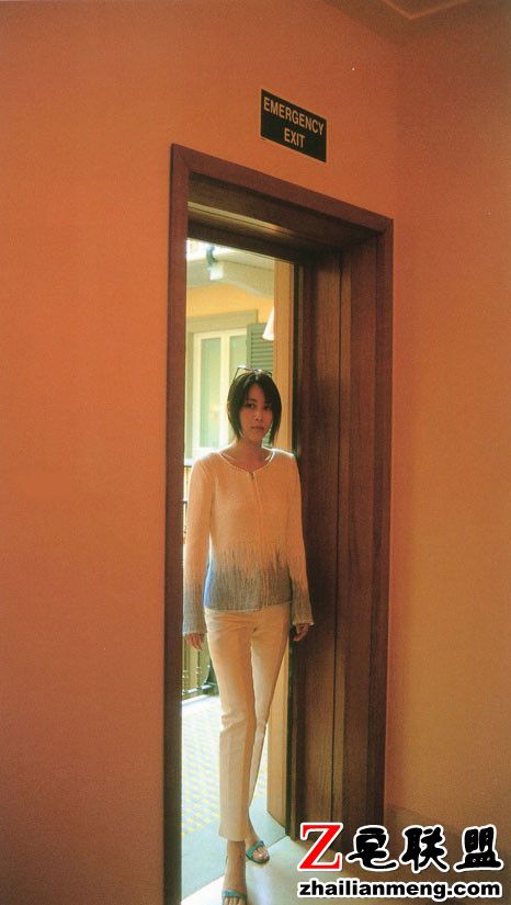 气质日本<a href=/e/tags/?tagname=%E7%BE%8E%E5%A5%B3 target=_blank class=infotextkey>美女</a>明星坂井泉水年轻图片第1张