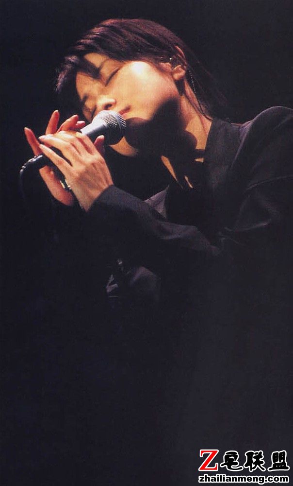 氧气日本<a href=/e/tags/?tagname=%E7%BE%8E%E5%A5%B3 target=_blank class=infotextkey>美女</a>明星坂井泉水唱歌图片第1张