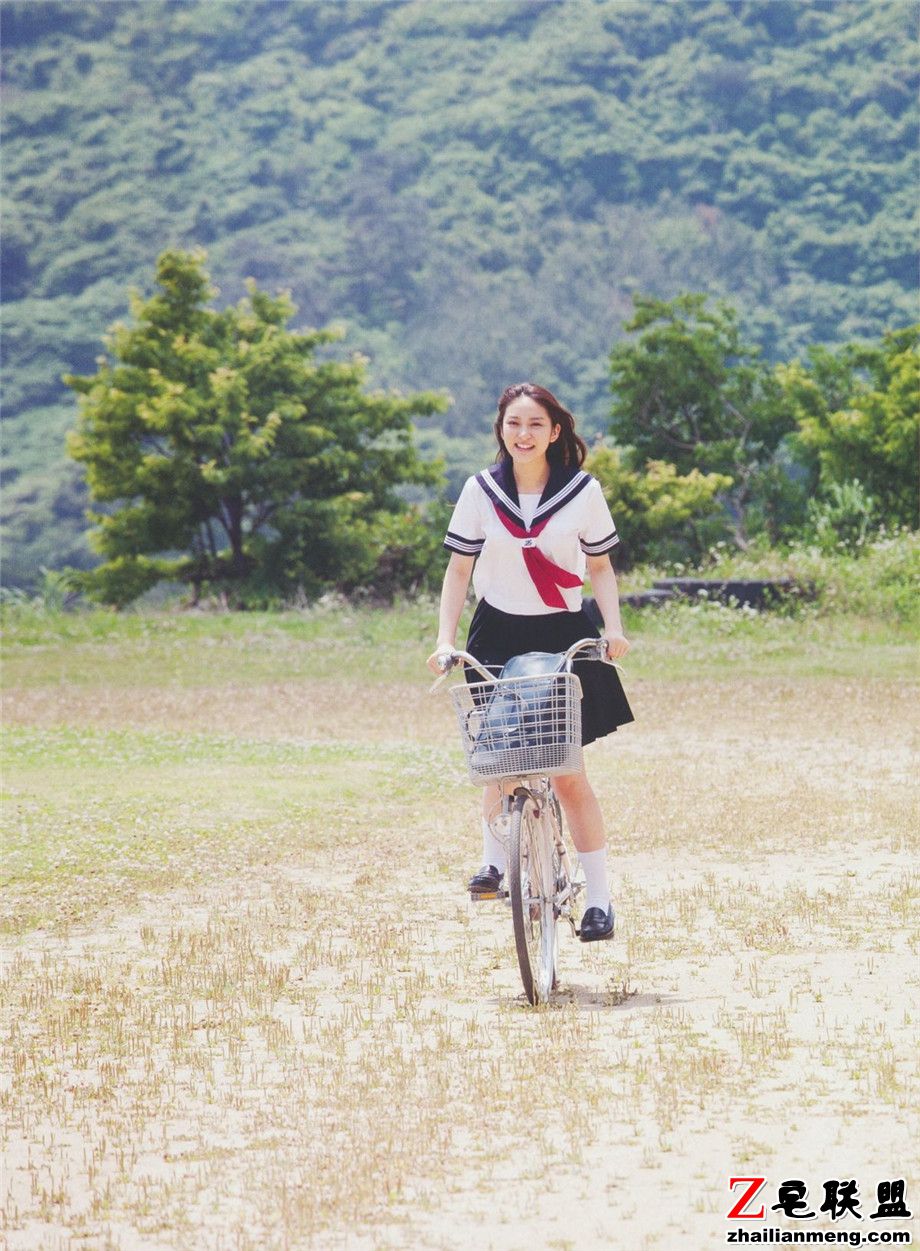 清纯<a href=/e/tags/?tagname=%E6%97%A5%E6%9C%AC%E7%BE%8E%E5%A5%B3 target=_blank class=infotextkey>日本美女</a>武井咲学生妹制服写真集第2张