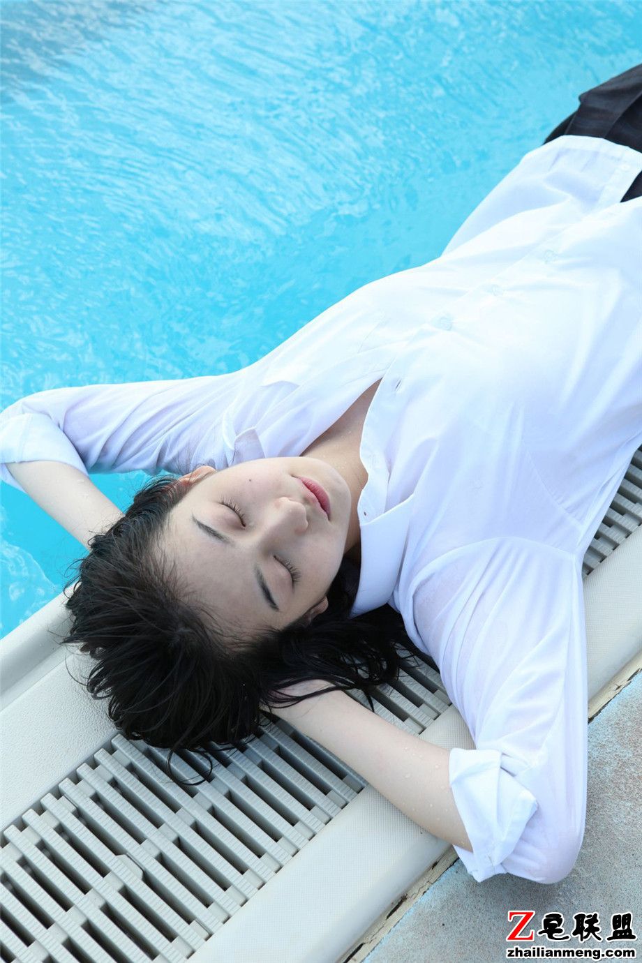 性感<a href=/e/tags/?tagname=%E6%97%A5%E6%9C%AC%E7%BE%8E%E5%A5%B3 target=_blank class=infotextkey>日本美女</a>植村亚加莉泳池湿身外拍写真集第2张