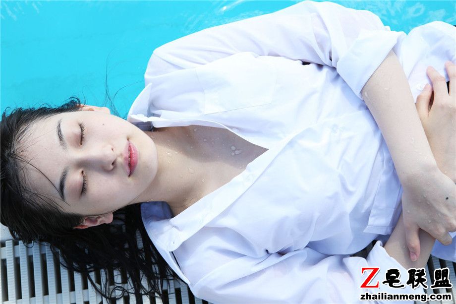 性感日本美女植村亚加莉泳池湿身外拍写真集第4张