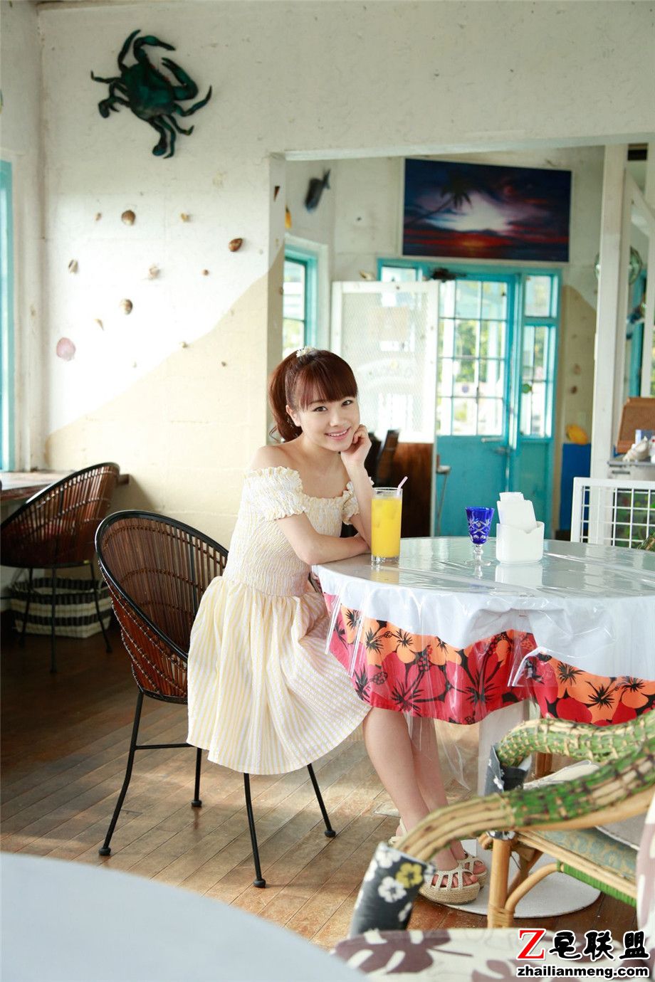 日本美女米色长裙子清纯写真图片第3张