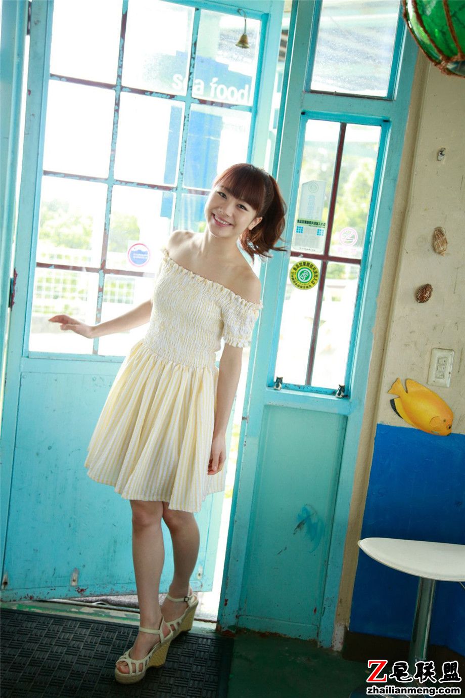 日本美女米色长裙子清纯写真图片第4张