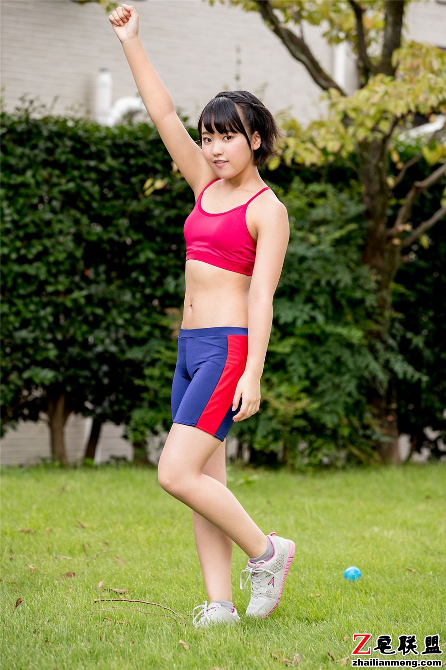 日本清纯翘臀萝莉小美女香月杏珠可爱外拍写真集第5张