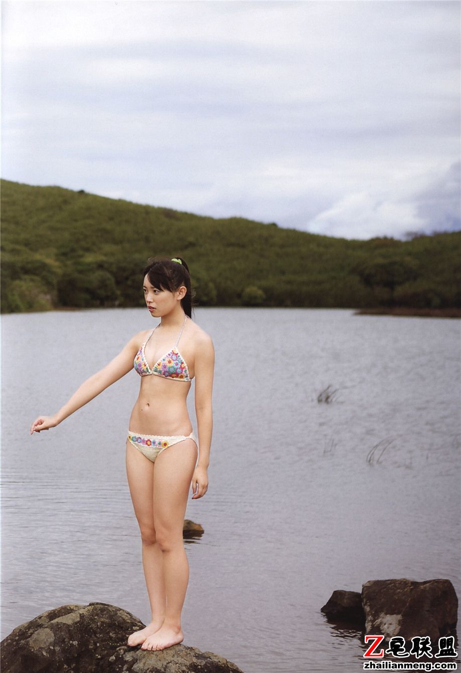 90后日本露胸泳装美女中岛早贵大胆外拍写真图片第3张