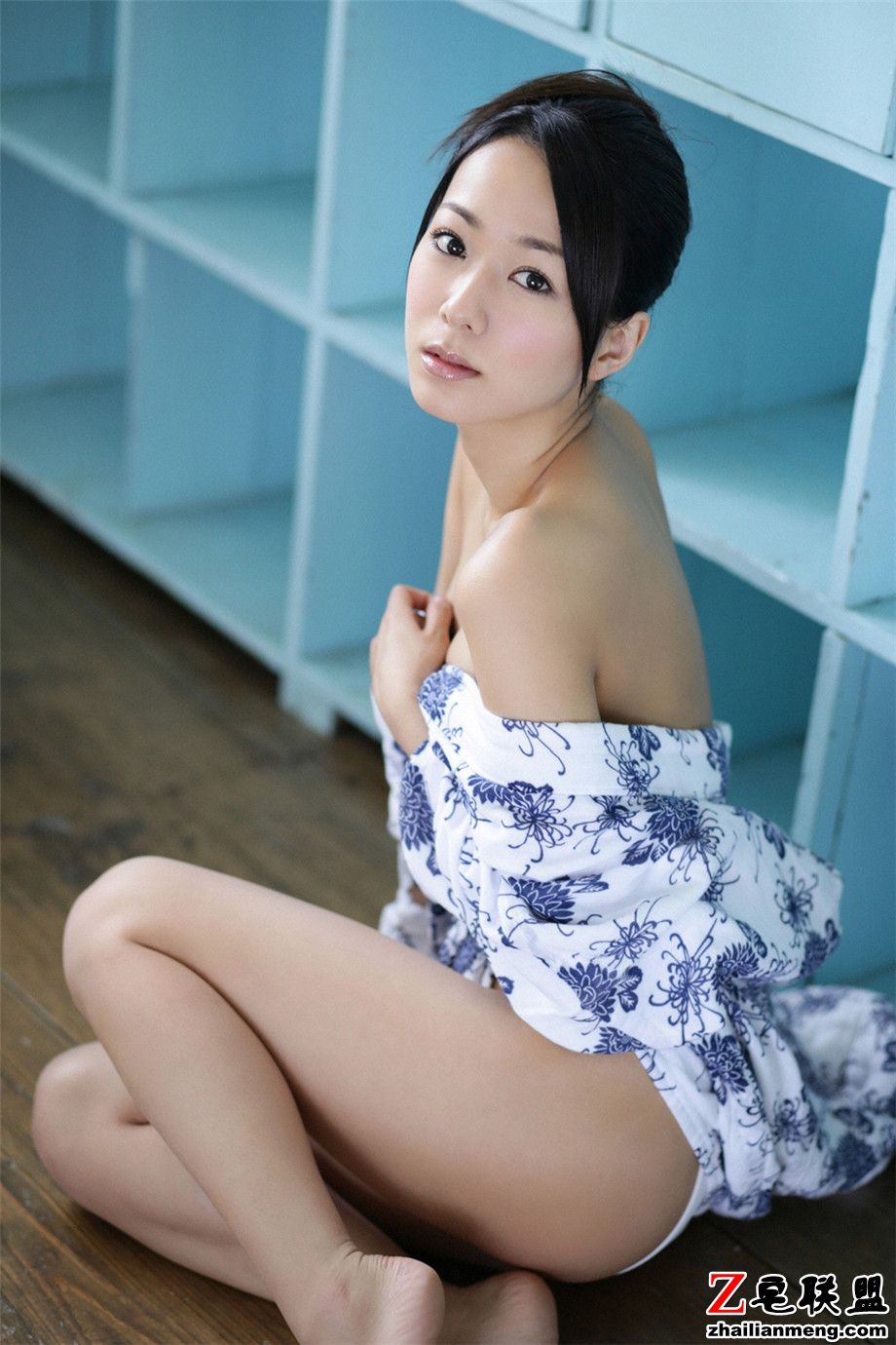 日本性感90后美女清水忧子露背诱惑高清摄影图片第2张