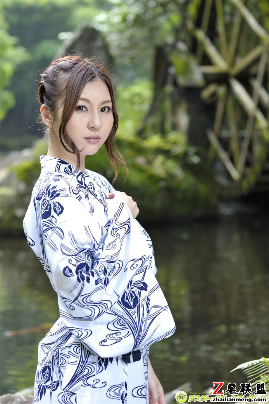 极品日本美女少妇辰巳唯迷人和服外拍写真图片第3张