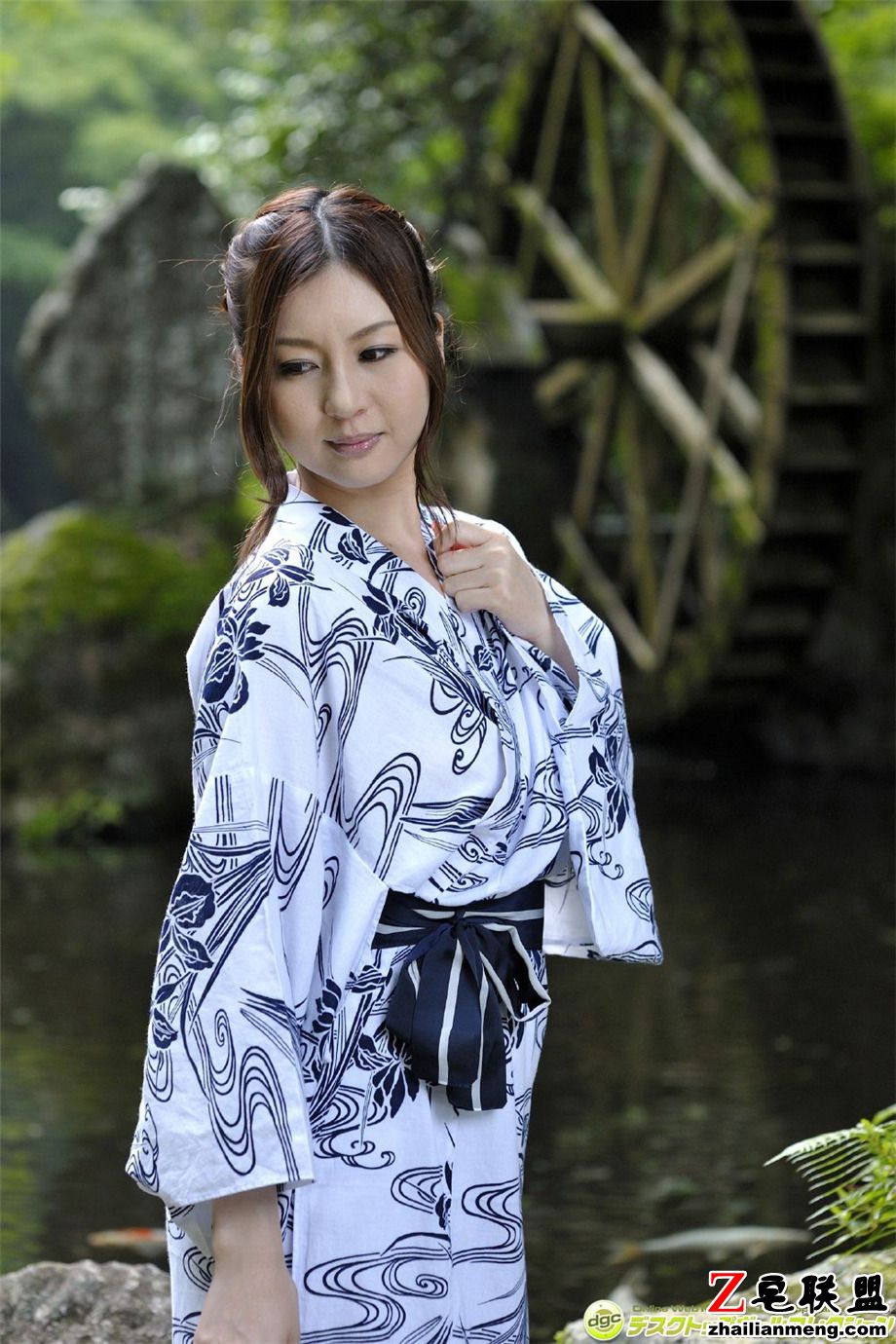 极品日本美女少妇辰巳唯迷人和服外拍写真图片第4张
