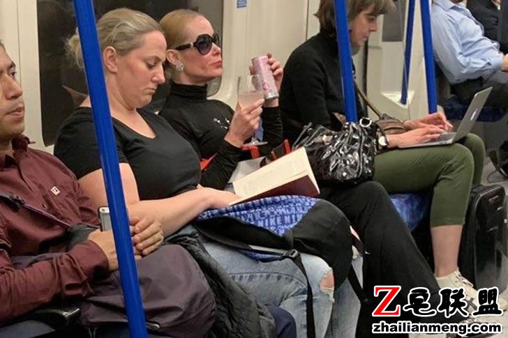 pink-gin-tube-lady.jpg pink-gin-tube-lady.jpg