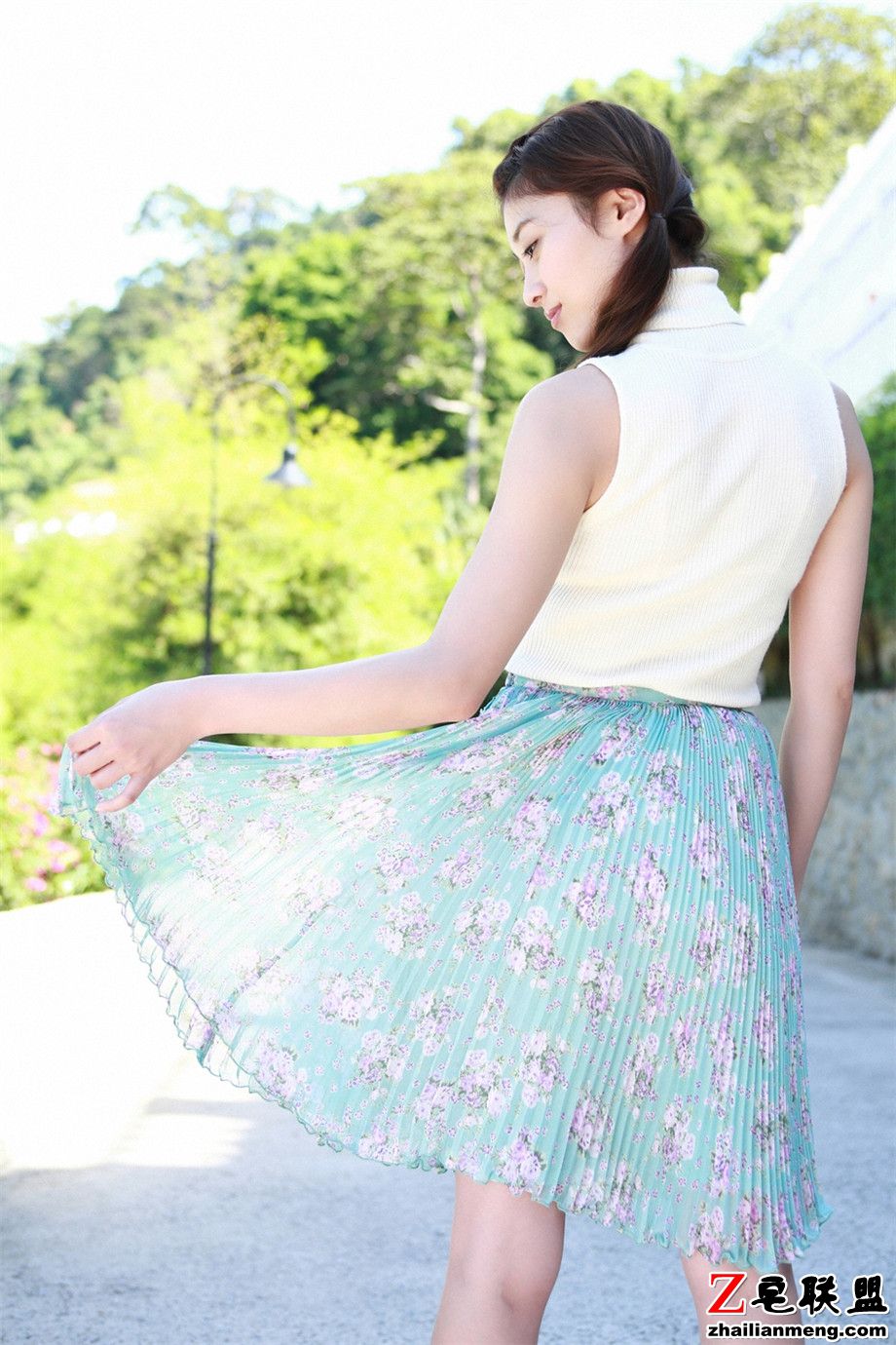 日本巨乳美女清纯原千惠外拍写真图片第3张