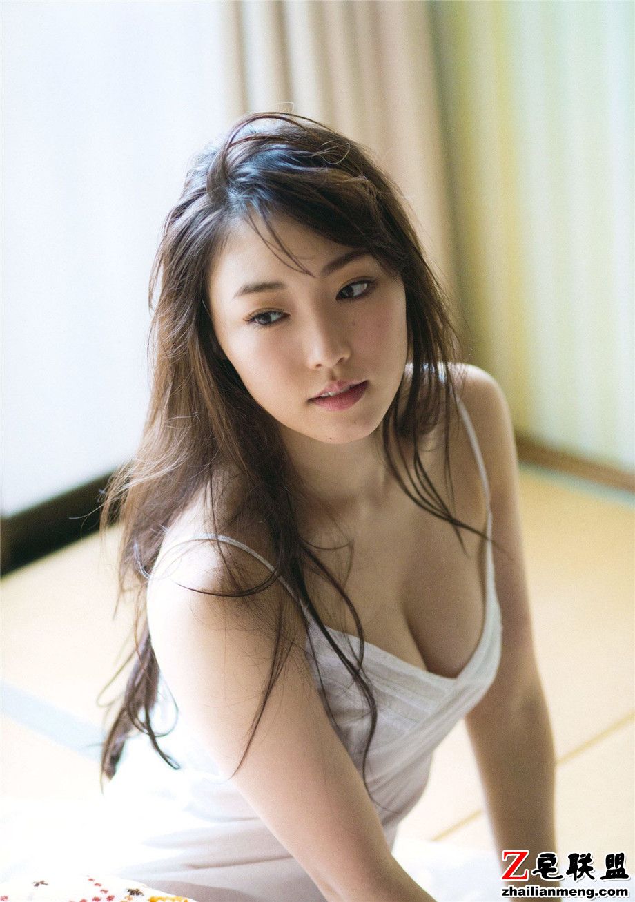 巨乳日本美女谱久村圣图片诱惑私房照第3张