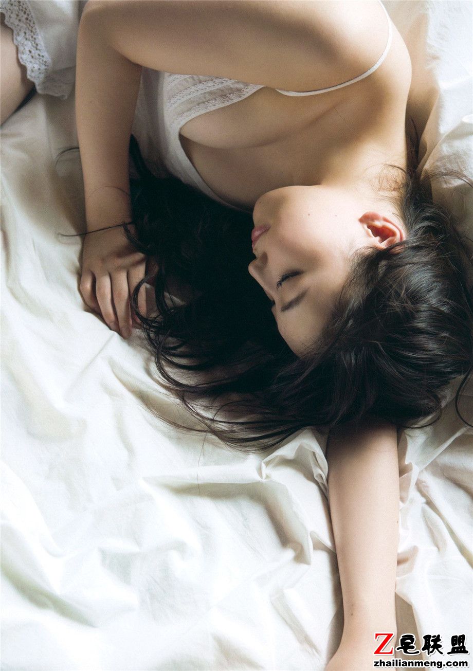 巨乳日本美女谱久村圣图片诱惑私房照第5张