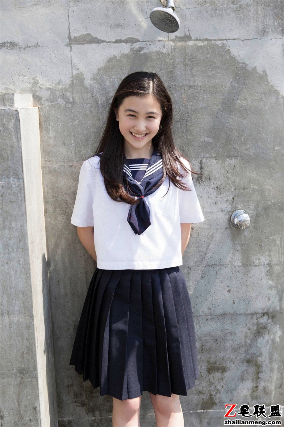 日本可爱学生美女山口真由制服外拍<a href=/e/tags/?tagname=%E5%86%99%E7%9C%9F%E5%9B%BE%E7%89%87 target=_blank class=infotextkey>写真图片</a>第2张