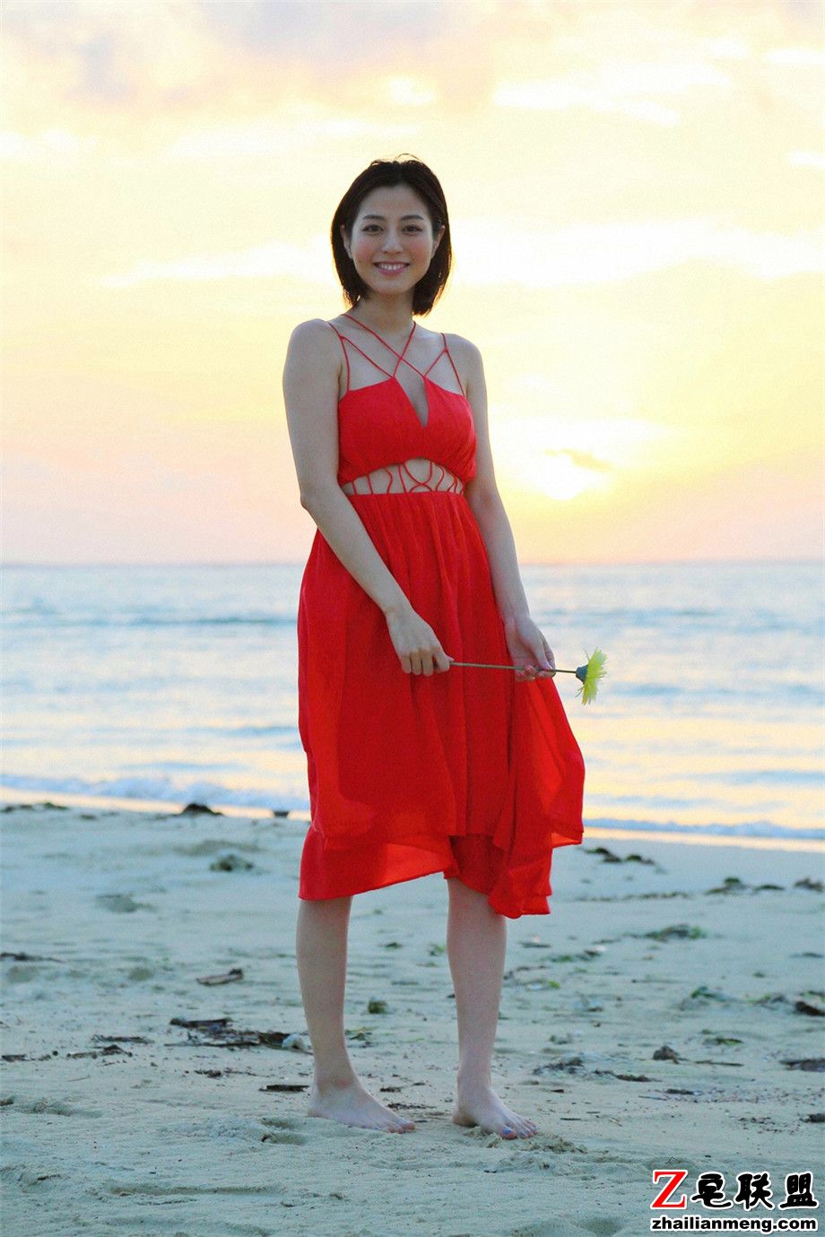 日本气质短发美女杉本有美海边外拍写真图片第4张