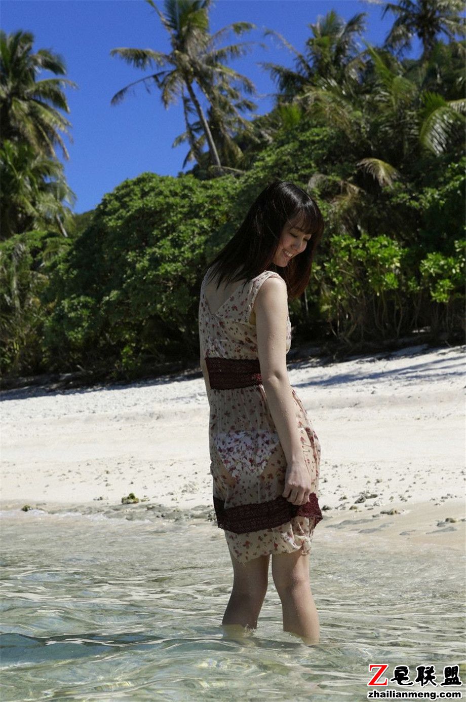 性感<a href=/e/tags/?tagname=%E6%97%A5%E6%9C%AC%E7%BE%8E%E5%A5%B3 target=_blank class=infotextkey>日本美女</a>脊山麻理子高清诱惑海边外拍写真照片第2张