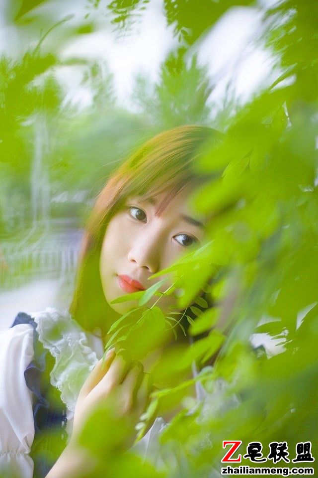 甜美日系女孩户外绿意盎然清爽唯美写真图片