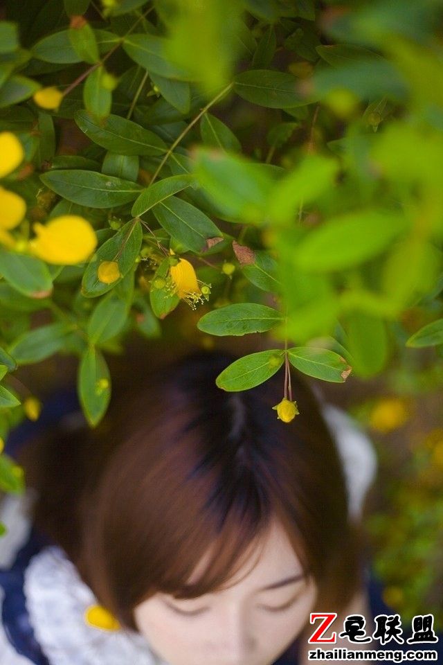 甜美日系女孩户外绿意盎然清爽唯美写真图片