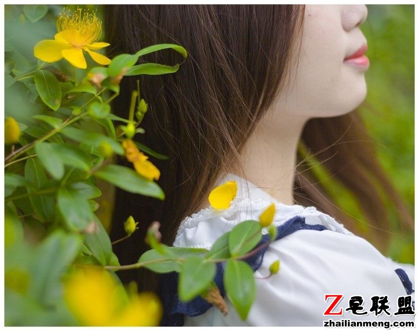 甜美日系女孩户外绿意盎然清爽唯美<a href=/e/tags/?tagname=%E5%86%99%E7%9C%9F target=_blank class=infotextkey>写真</a>图片