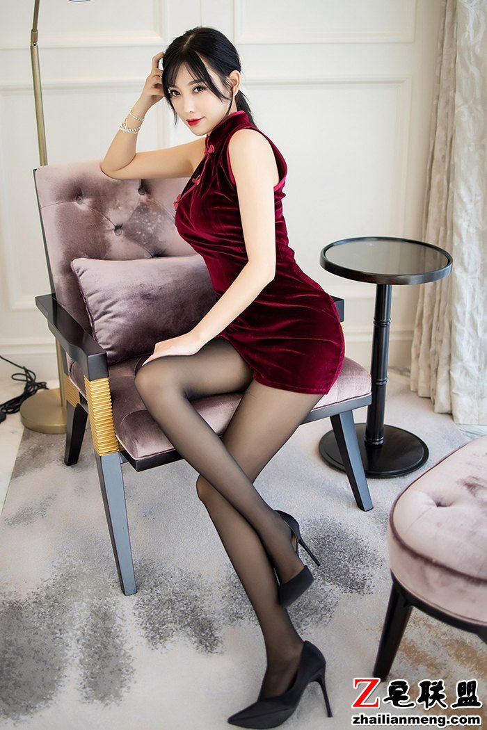 魅力气息人妻杨晨晨旗袍<a href=/e/tags/?tagname=%E9%BB%91%E4%B8%9D target=_blank class=infotextkey>黑丝</a>精美打扮长腿美脚撩人