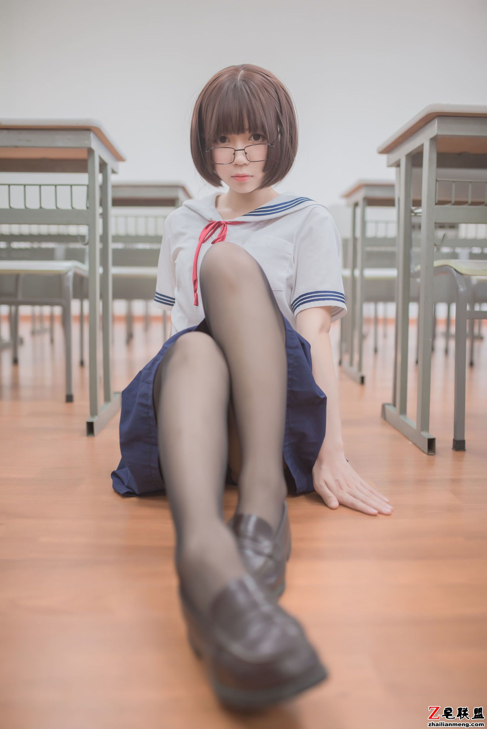 [CosPlay美女] 白金Saki - 蘑菇头黑丝JK 写真套图第6张