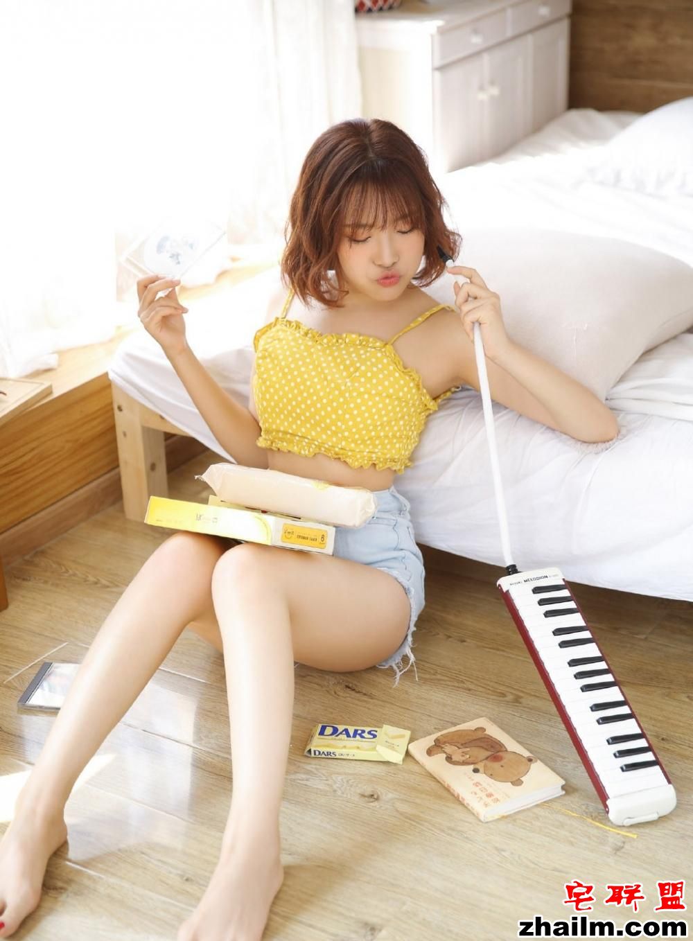 日本短发翘臀小美女性感吊带粉嫩长腿居家诱惑<a href=/e/tags/?tagname=%E5%86%99%E7%9C%9F%E5%9B%BE%E7%89%87 target=_blank class=infotextkey>写真图片</a>第2张