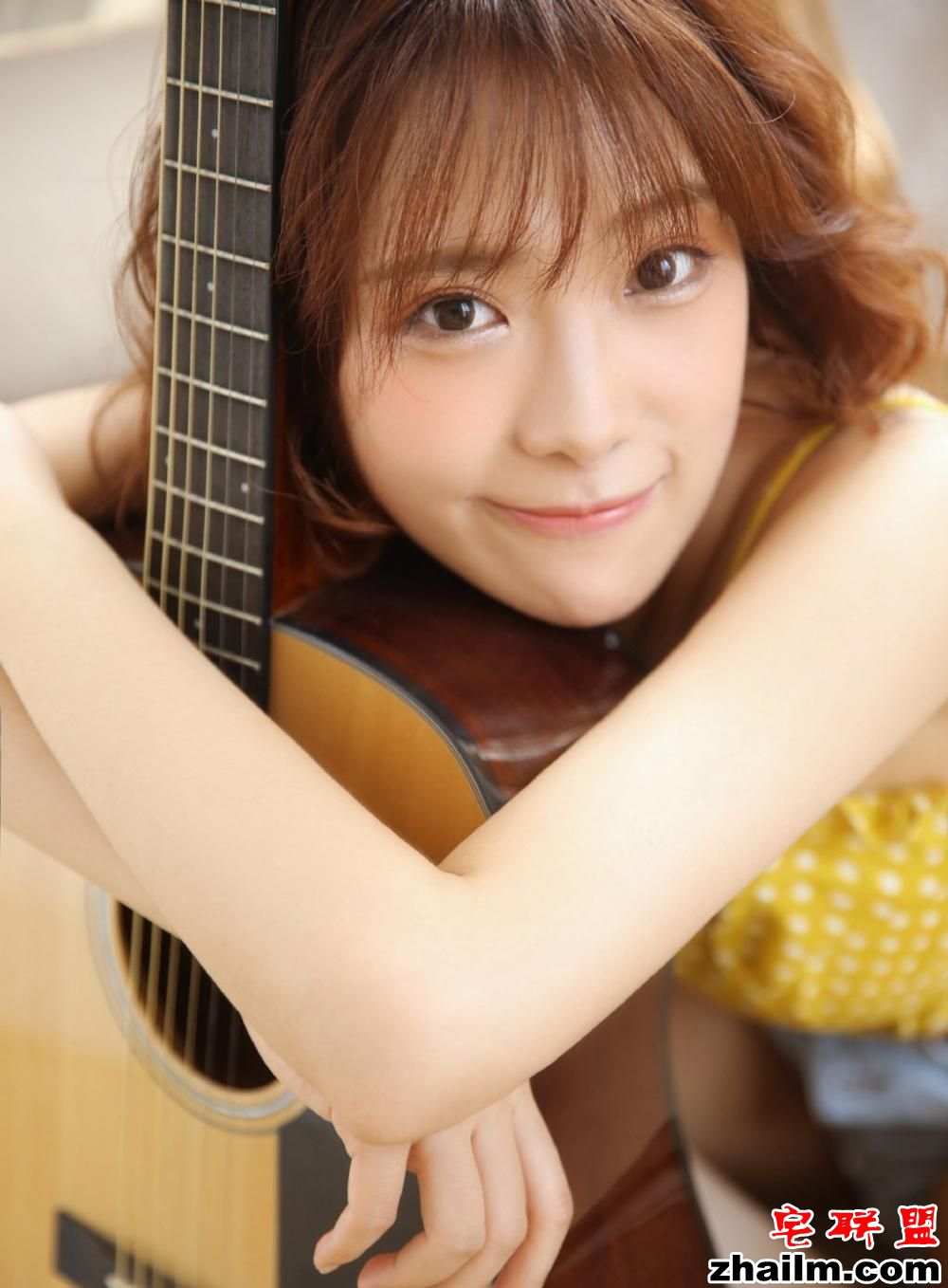 日本短发翘臀小美女性感吊带粉嫩长腿居家诱惑写真图片第5张