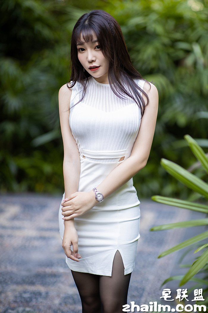 动人白领小妹芝芝黑丝迷人长腿诱惑蜜臀蛮腰私房艳照