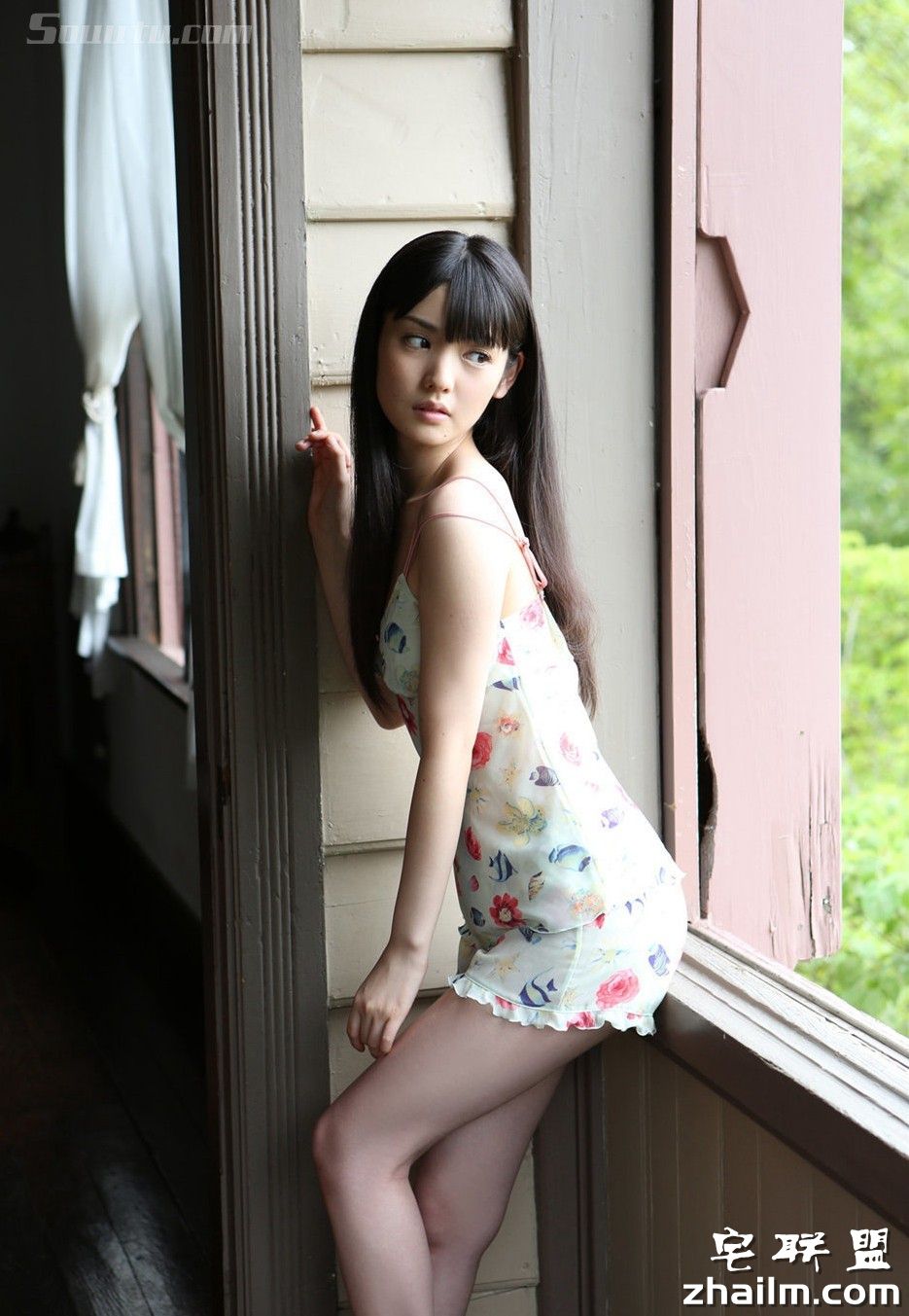 日本性感美乳美女道重沙由美小碎花睡衣短裤诱惑私房摄影写真图片第3张