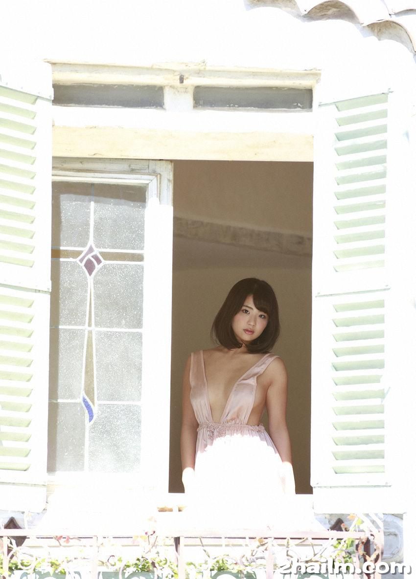 日本性感美乳美女平嶋夏海真空吊带短裙写真图片第4张