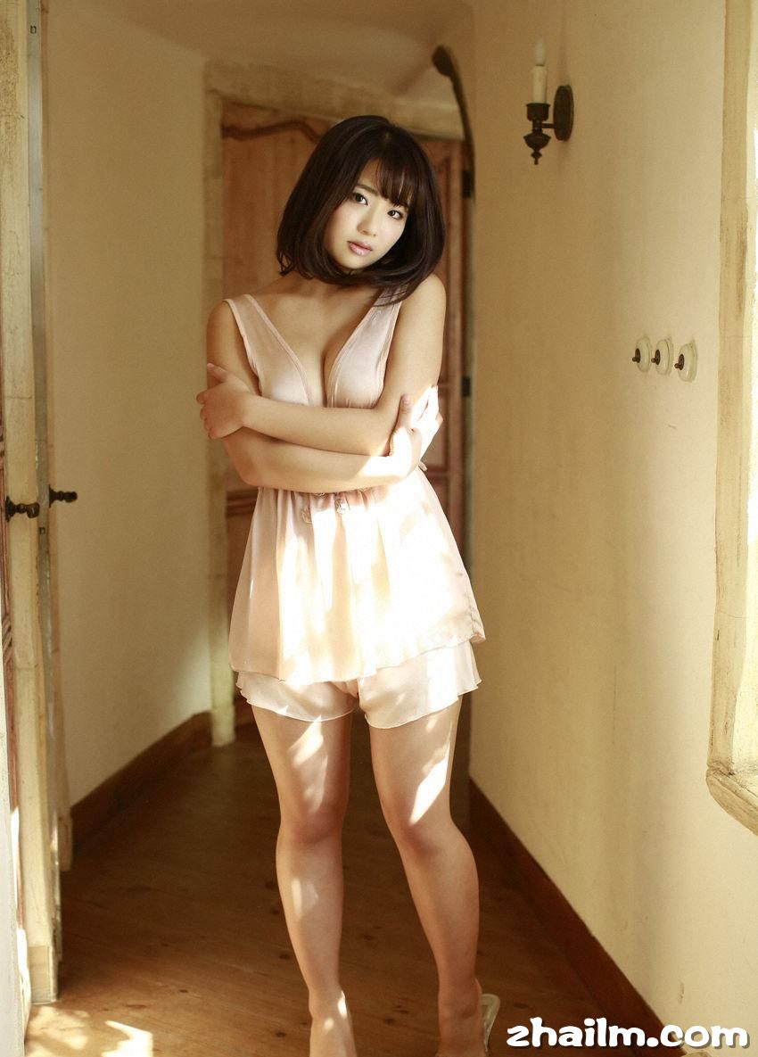 日本性感美乳美女平嶋夏海真空吊带短裙写真图片第5张