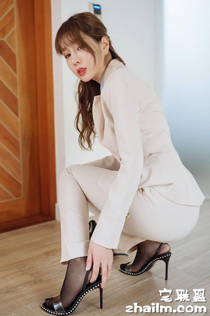 苗条窈窕<a href=/e/tags/?tagname=%E7%BE%8E%E5%A5%B3 target=_blank class=infotextkey>美女</a>王雨纯劳累过度裸身昏睡