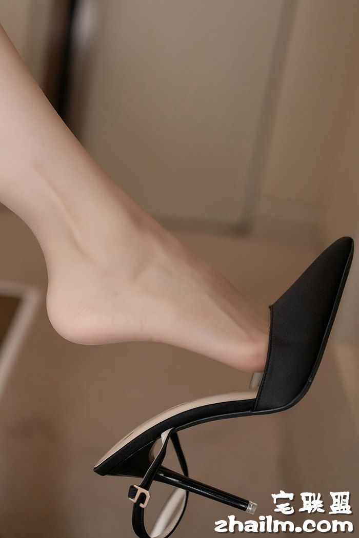 嫩白美模许诺肉丝玉足办公室内清纯动人