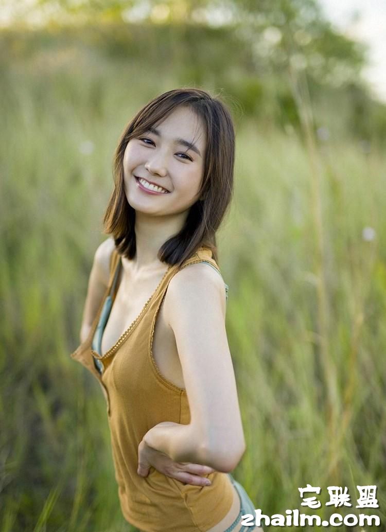 短发日本纯天然美女铃木友高清户外写真图片第4张