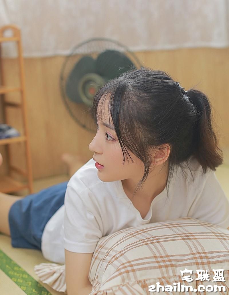 日本可爱邻家小美女热裤白皙长腿粉嫩私房摄影写真图片第3张