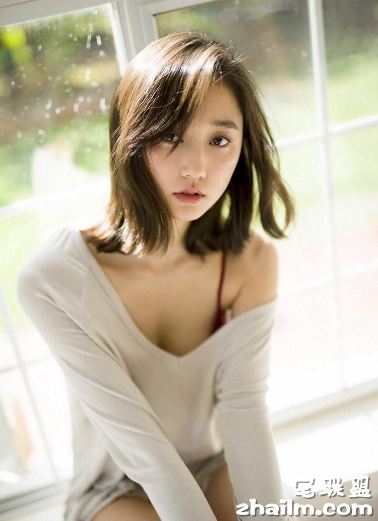 短发日本纯天然美女铃木友高清户外写真图片第5张