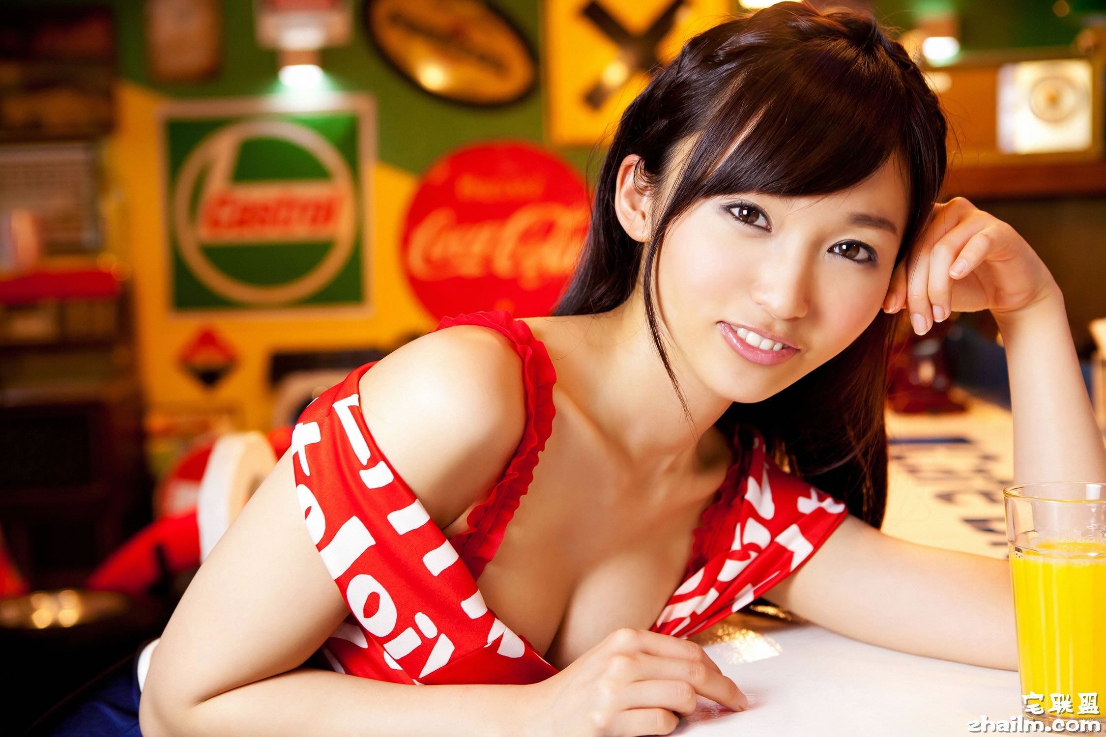 日本可爱<a href=/e/tags/?tagname=%E7%BE%8E%E5%A5%B3 target=_blank class=infotextkey>美女</a>吉木梨纱露肩红衣短裙<a href=/e/tags/?tagname=%E5%86%99%E7%9C%9F target=_blank class=infotextkey>写真</a>图片第1张