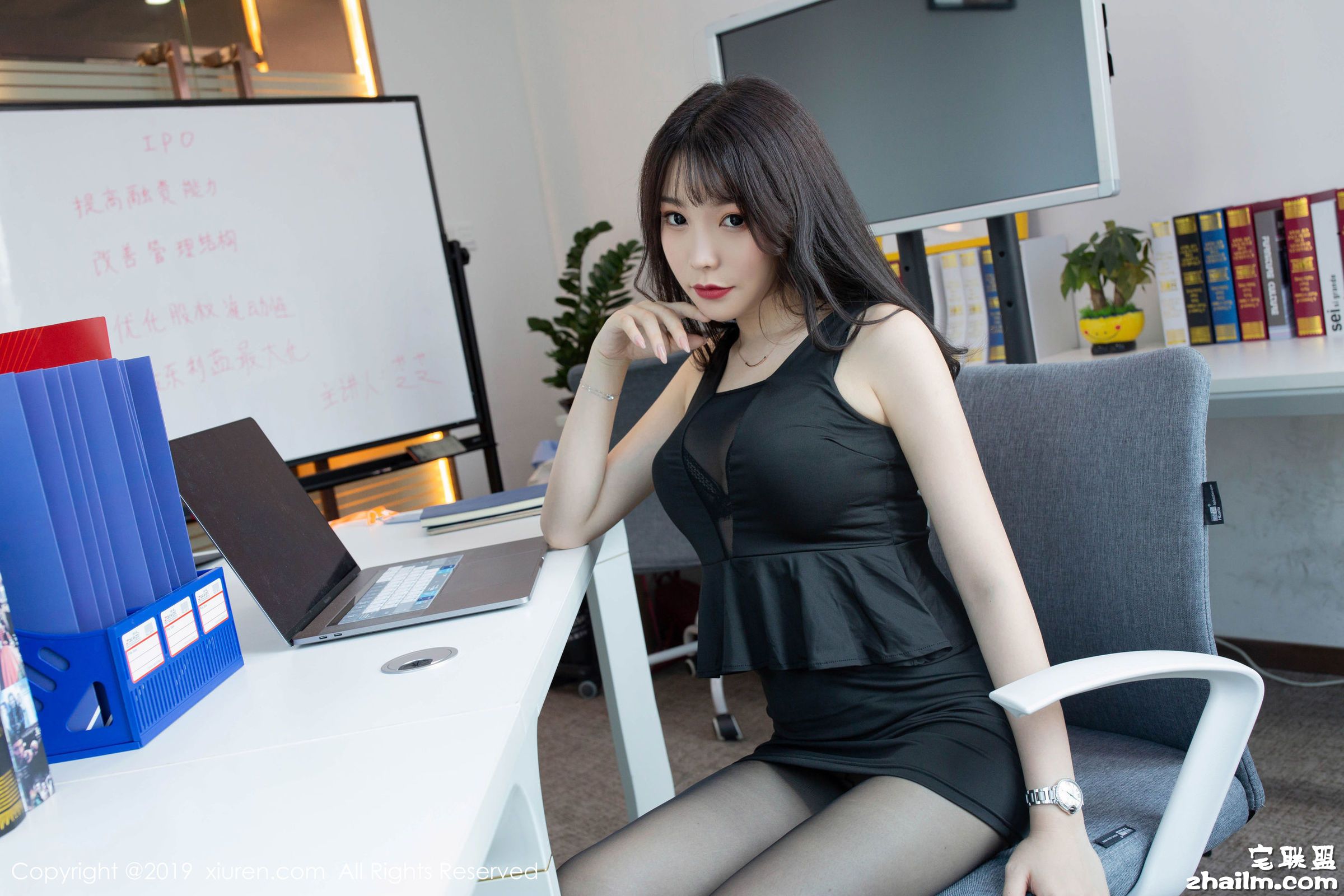 [XIUREN秀人网] No.1757 女神@芝芝Booty办公室主题写真第13张