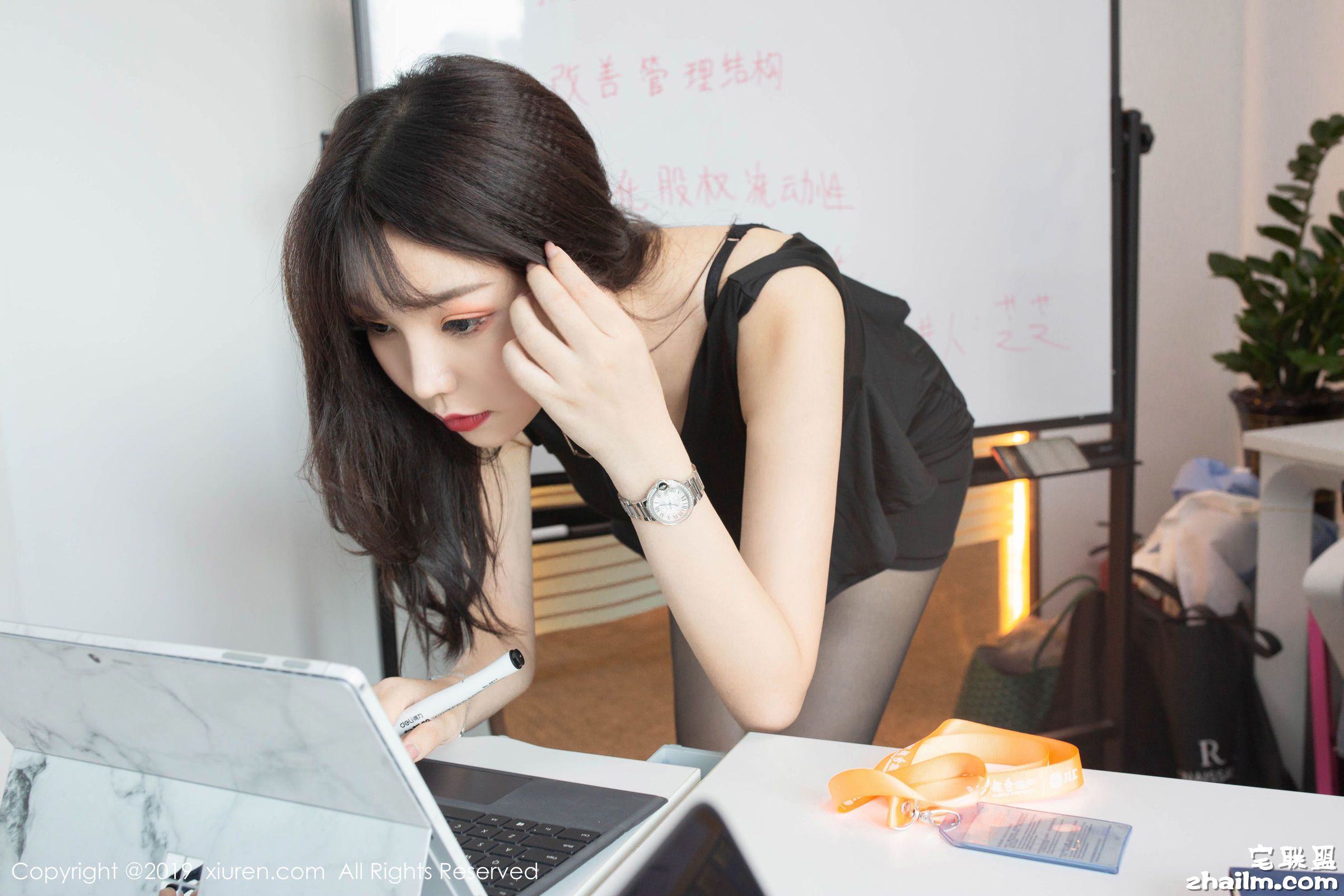 [XIUREN秀人网] No.1757 女神@芝芝Booty办公室主题写真第12张