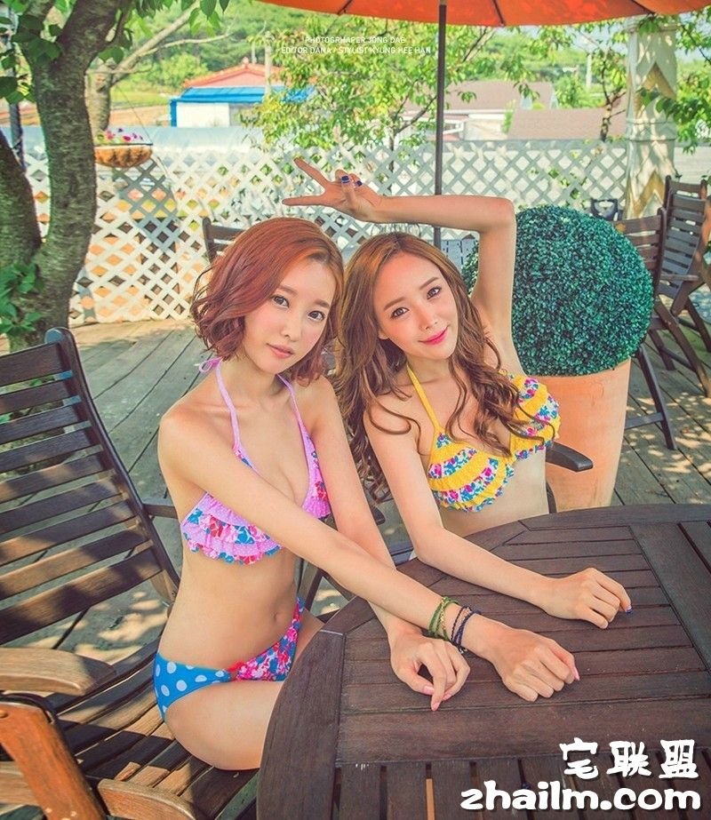 阳光性感姐妹花双飞火辣身躯户外比基尼诱惑写真